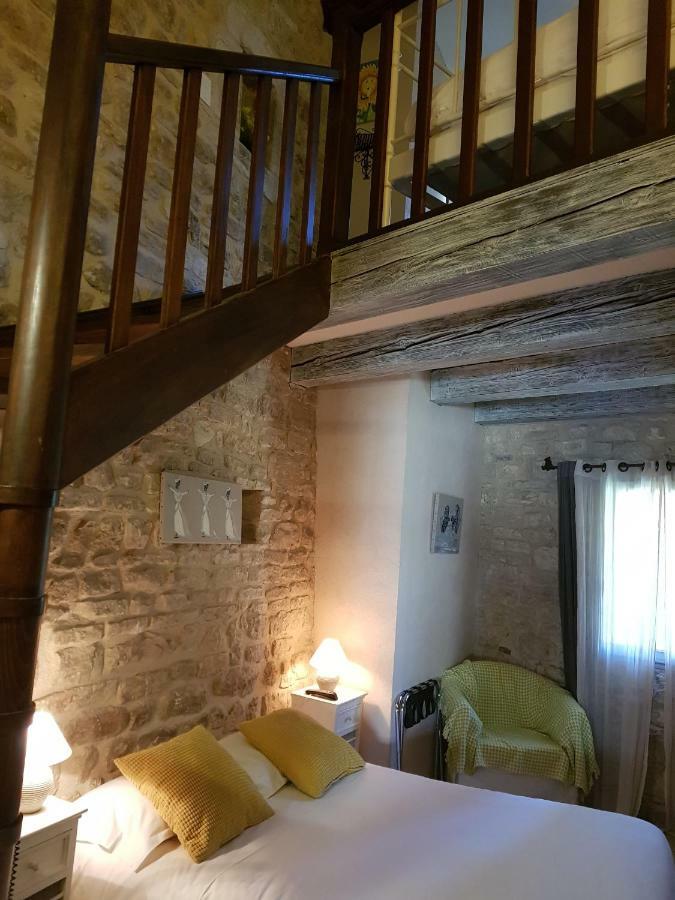 Le Crillon Hotel Murs  Bagian luar foto