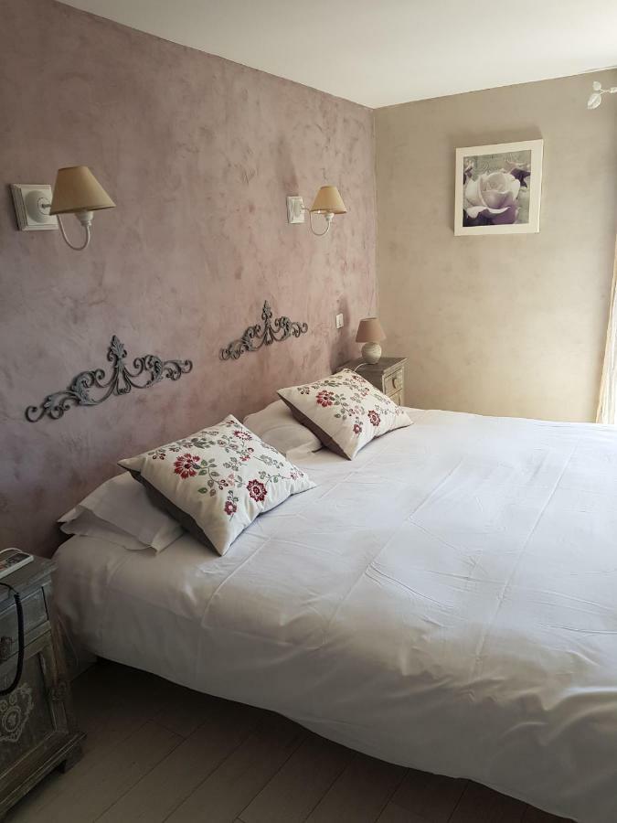 Le Crillon Hotel Murs  Bagian luar foto
